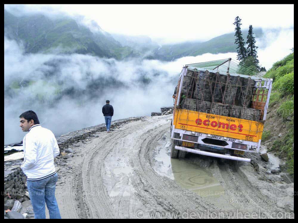 A road full of slush to Rohtang Pass
