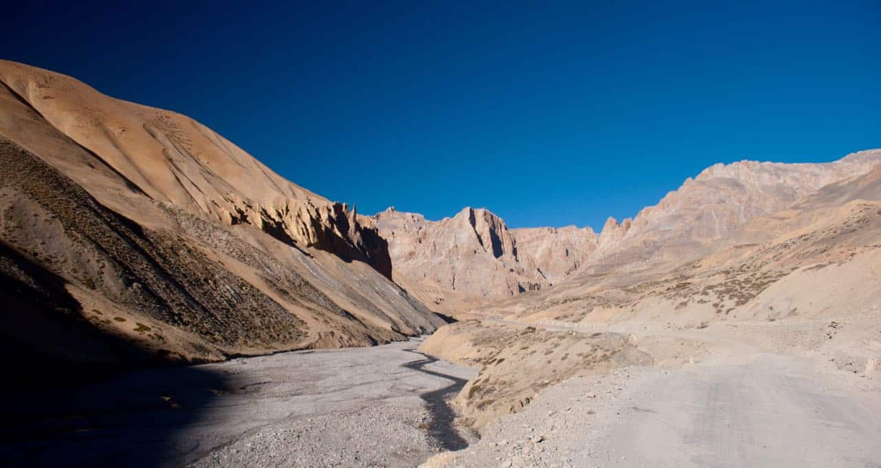 The loneliness of Manali Leh Highway near Gata Loops
