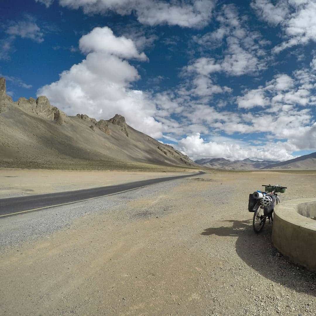The lonesome roads when cycling on Manali Leh Highway