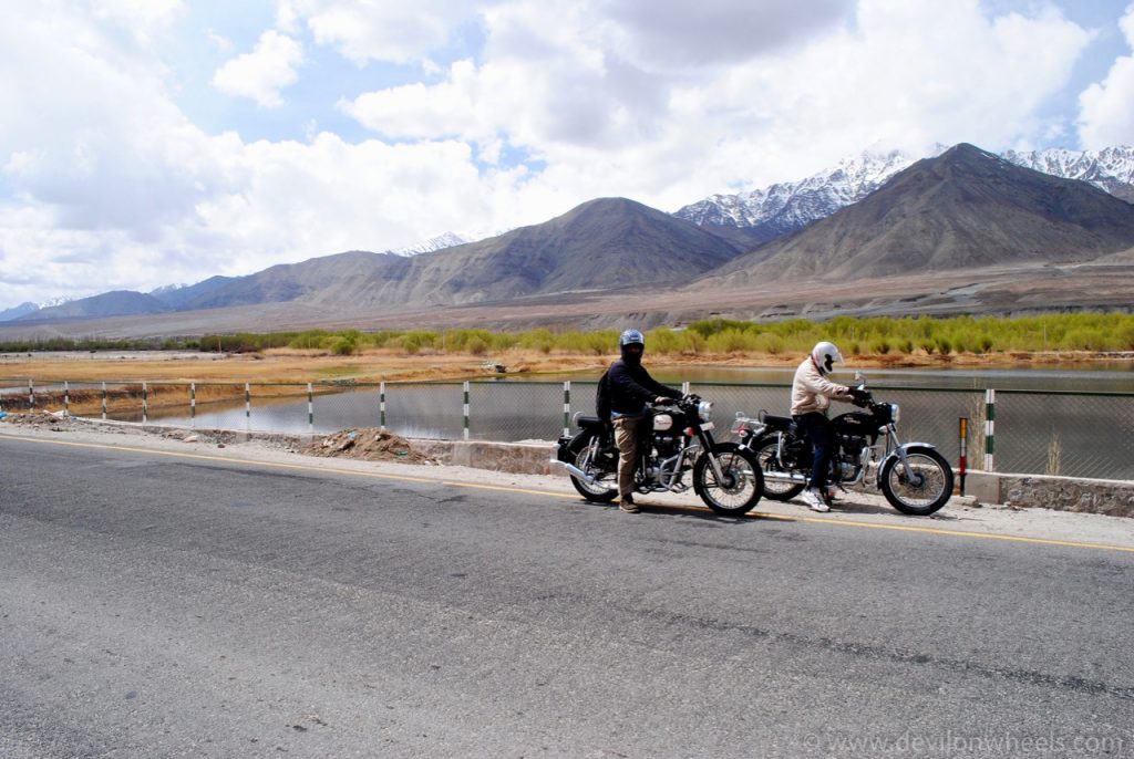Taking a stop on the way to Magnetic Hill from Leh