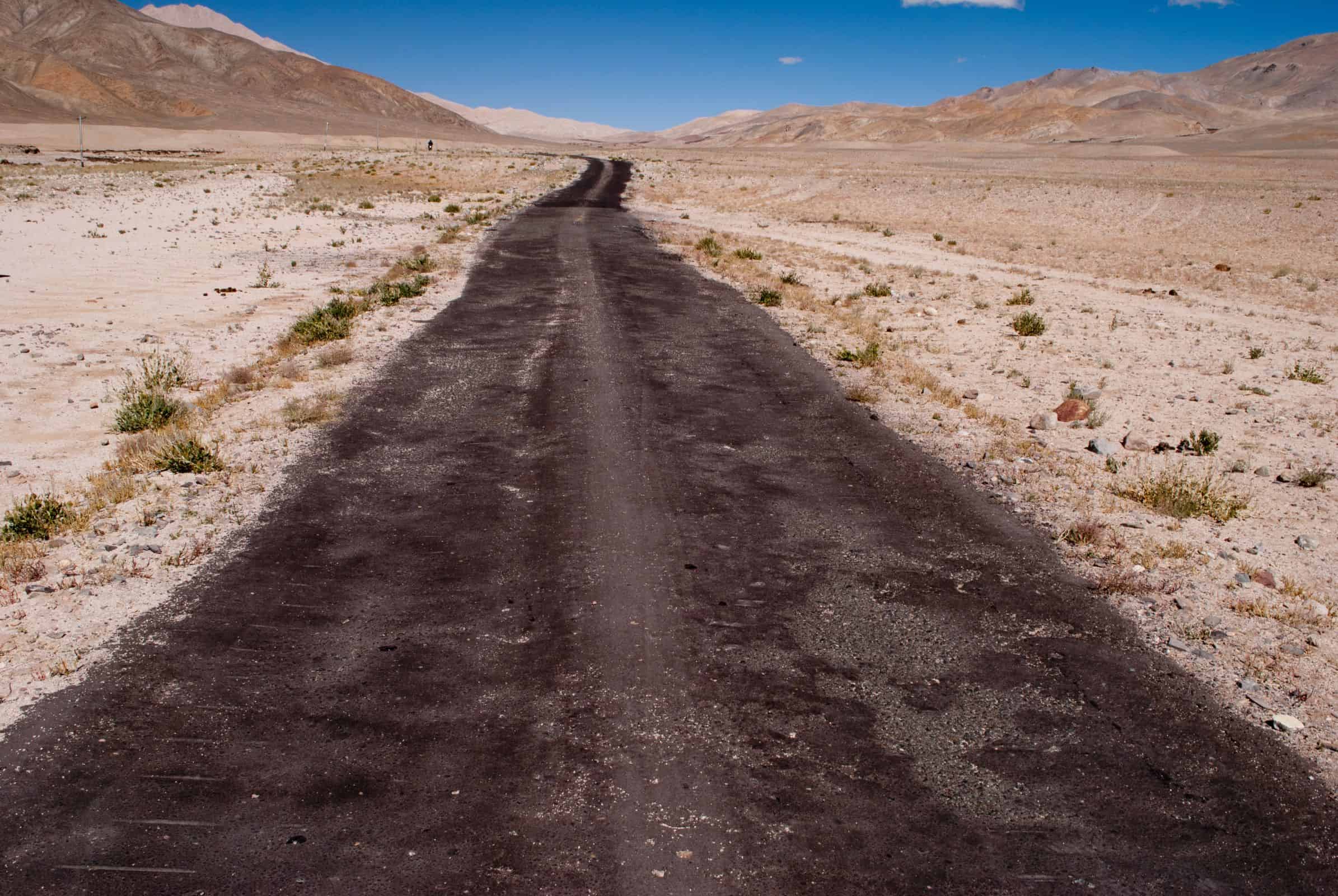 Road in the Changthang region on the Pangong Tso, Chusul and Hanle route