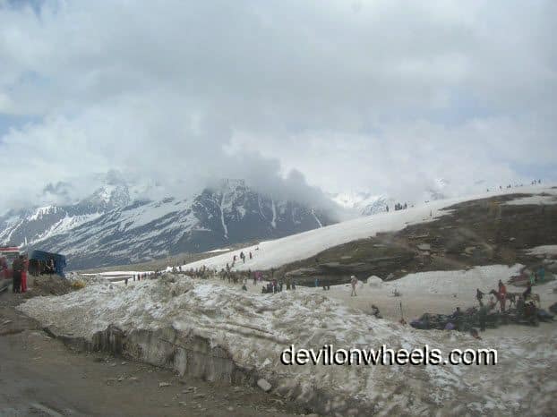 Partial view of Rohtaang Pass with tourists all around