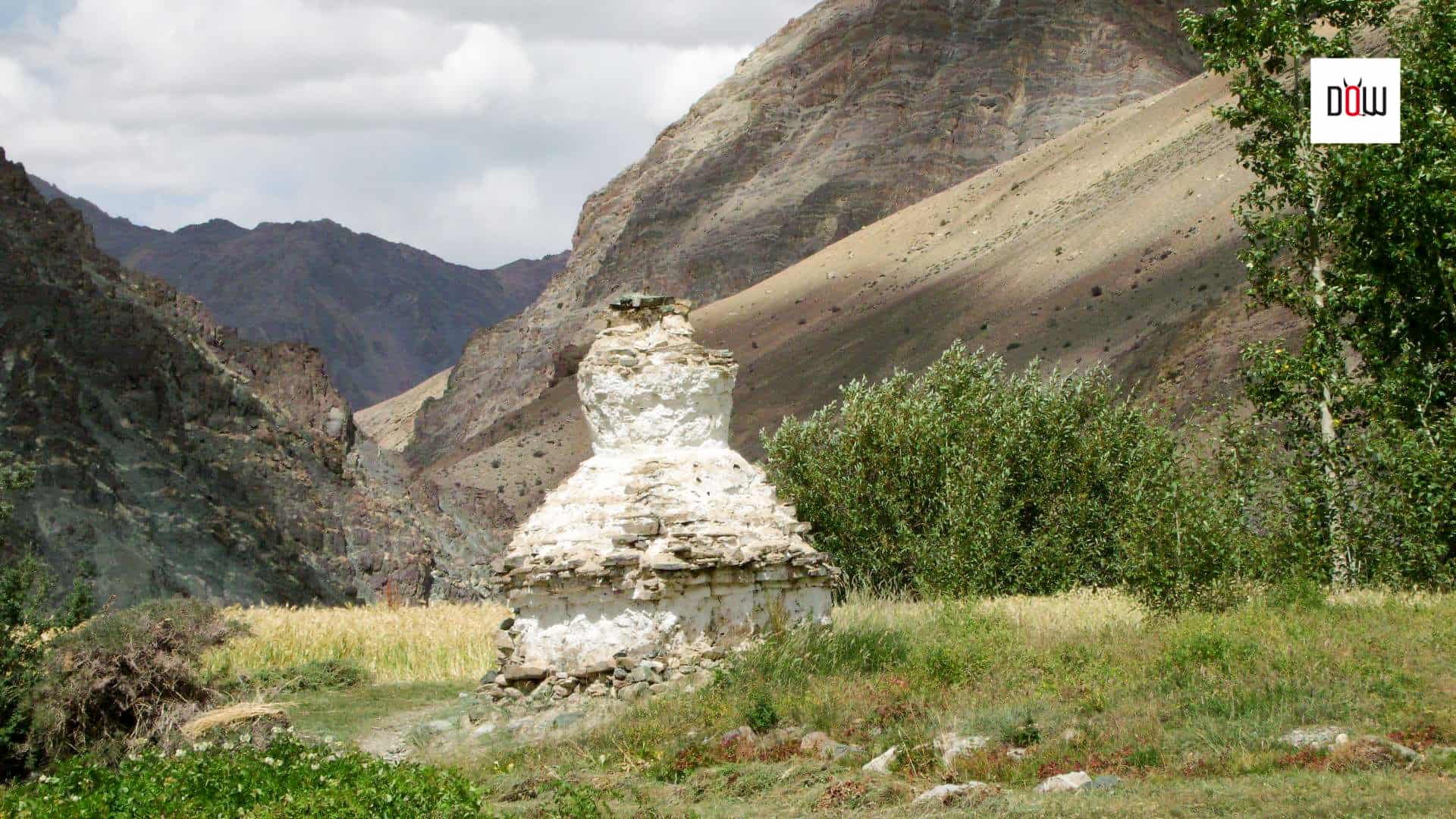 Stupas on the way to Phugtal monastery trek
