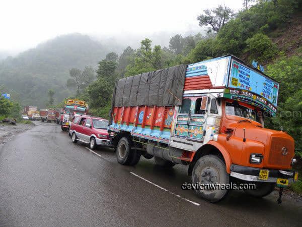 Queues of Traffic Jam near Bilaspur on the way to Manali