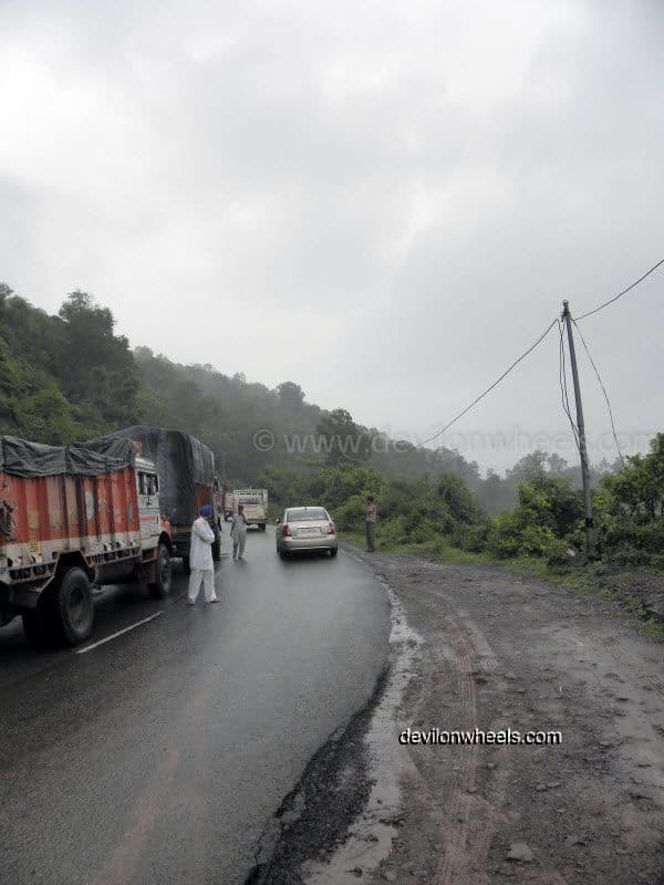 Queues of Traffic Jam near Bilaspur on the way to Manali