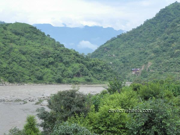 Views of Beas River on the way to Manali