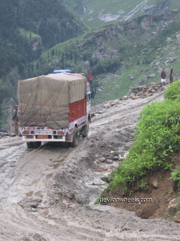 Trucks finding difficult to climb to Rohtang Pass