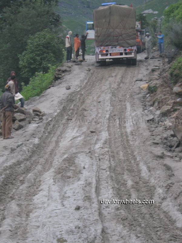 Trucks finding difficult to climb to Rohtang Pass