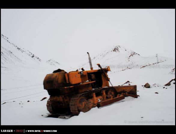 A JCB Dozer in Snow towards Khardung La Pass